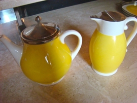 Vijfdelig geel-wit theeset.