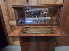 Art-deco huisbar of minibar omstreeks 1920 notenhout h-107,5 uitklapbaar nr K20244