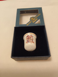 Hummel vingerhoed porcelein jongen zittend op een tak 2,5cm hoog jaar 2007