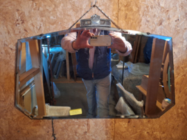S62 Art-deco spiegel met metalen kuifje en facet geslepen rand