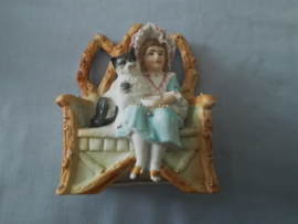 Set van twee biscuit beeldjes meisje met poes en jongetje met hond.