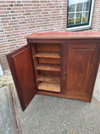 Oud 2-deurskastje met 6 plankjes messing beslag omstreeks 1930 nr K202552