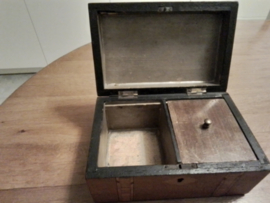 Oude en antieke houten thee doos.