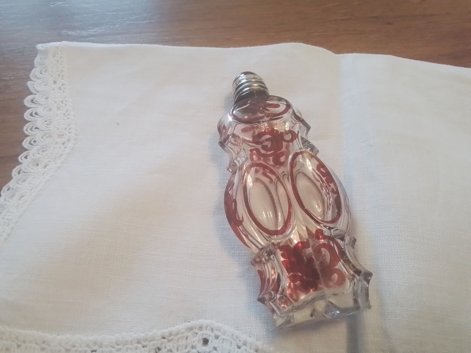 Kristallen Parfumflacon met rood.