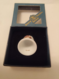 Hummel vingerhoed porcelein meisje met kuikens 2,5cm hoog jaar 2011