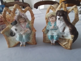 Set van twee biscuit beeldjes meisje met poes en jongetje met hond.