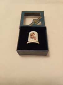 Hummel vingerhoed porcelein jongen met blauwe paraplu 2,5cm hoog jaar 2006