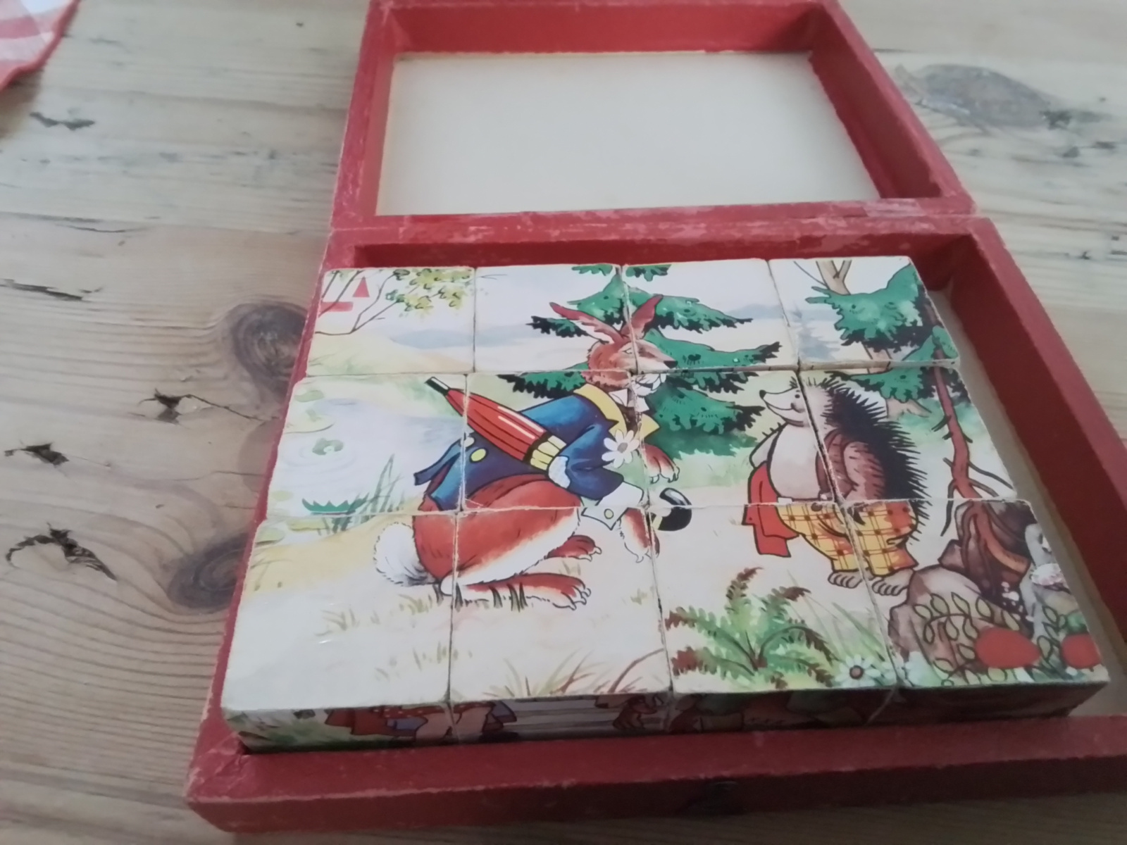 Oude houten blokpuzzel met zes sprookjes.