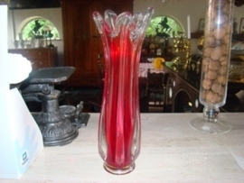 Oude rode vaas van glas. VERKOCHT