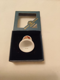 Hummel vingerhoed porcelein meisje met rode paraplu 2,5cm hoog jaar 2006