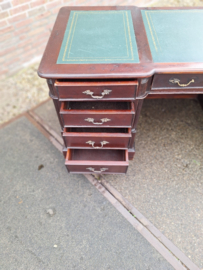 Oud Engels mahonie bureau met groen leer br-180cm omstreeks 1950 nr B202410