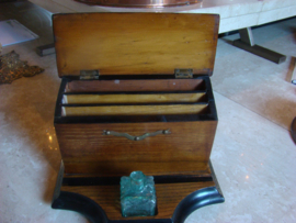 Houten inktstel met brievenstandaard.