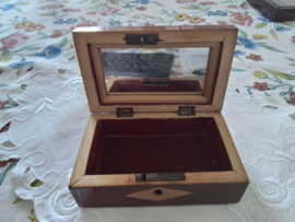 Oud en antiek ingelegd mahonie houten sieradendoosje.