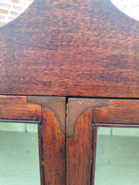 Antiek 2-deurs vitrinekastje met oud glas ophangbeugels messing beslag mahonie hout 1850-1870 nr K202551