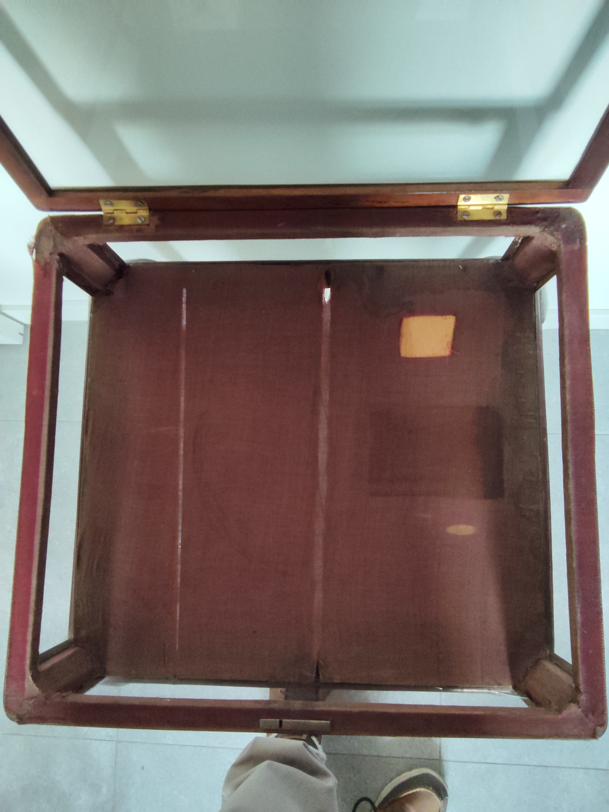Vitrine tafeltje mahonie met klep br-47,5cm omstreeks 1890-1900 nr T20256
