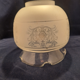 Originele oude staande olielamp glas vicotiaanse stijl helder en gesatineerd \ geetst glas met motief