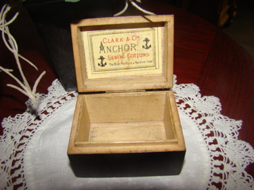 Oud houten reclame doosje voor Clarck & Co Anchor sewing cotton (naaigaren)