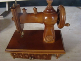 Naaidoosje in vorm van naaimachine.
