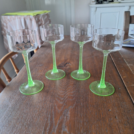 S/4 glazen Annagroen of uranium glas met groene gespikkelde voet en heldere licht gekante kelk
