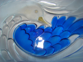Wit-blauwe glazen schaal met afbeelding van eend of zwaan.