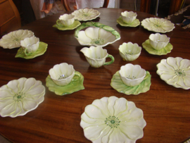Tuinservies met serviesgoed in bloemenvorm High Tea!