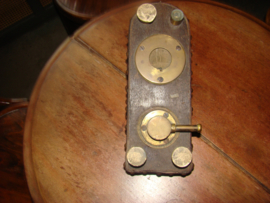 Blaasbalg of voetpomp hout en messing.