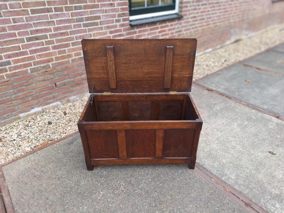 Oud eiken kistje donker eiken omstreeks 1950 nr K202554