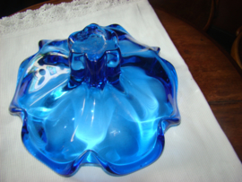Blauwe schaal  bloem met doorzichtige glazen voet.