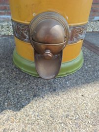 Oude winkeldispenser metaal met schep en klep 1910-1930 voor bv koffie nr KK202411