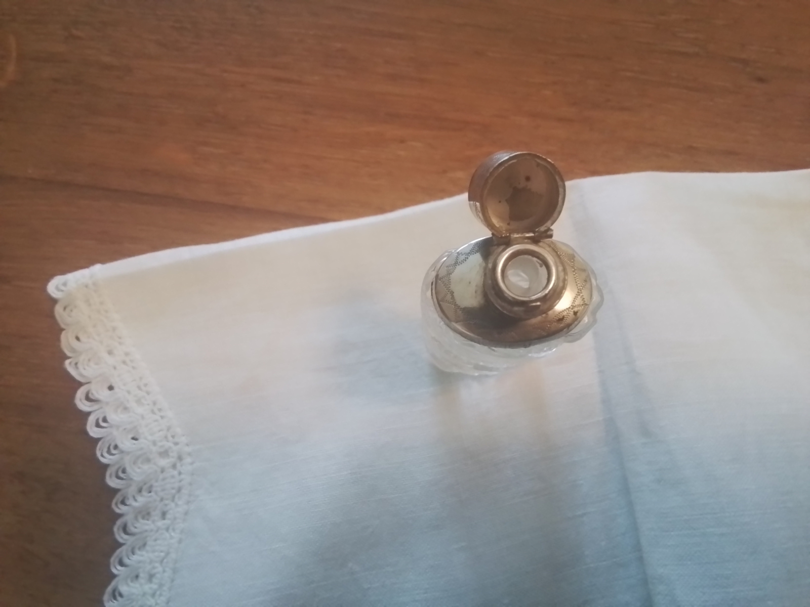 Oud en antiek kristallen flesje met zilveren dop en kraag.