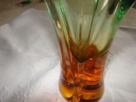 Oude glazen vaas zacht oranje met groen.     VERKOCHT