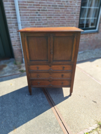 Oud eiken engels kastje met 2 deuren en 3 laden 1930-1940 h-122cm nr K202428