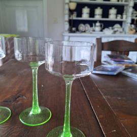 S/4 glazen Annagroen of uranium glas met groene gespikkelde voet en heldere licht gekante kelk