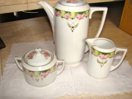 Oude porceleinen koffiepot,melkkan en suikerpot