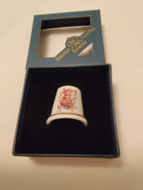 Hummel vingerhoed porcelein meisje zittend op een tak 2,5cm hoog jaar 2011