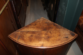 Engels eiken hoekkastje ingelegd omstreeks 1850 h-87cm nr 10044
