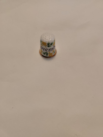 Vingerhoed porcelein opdruk November 2,6cm hoog inscriptie Finsbury Fine Bone China made in England