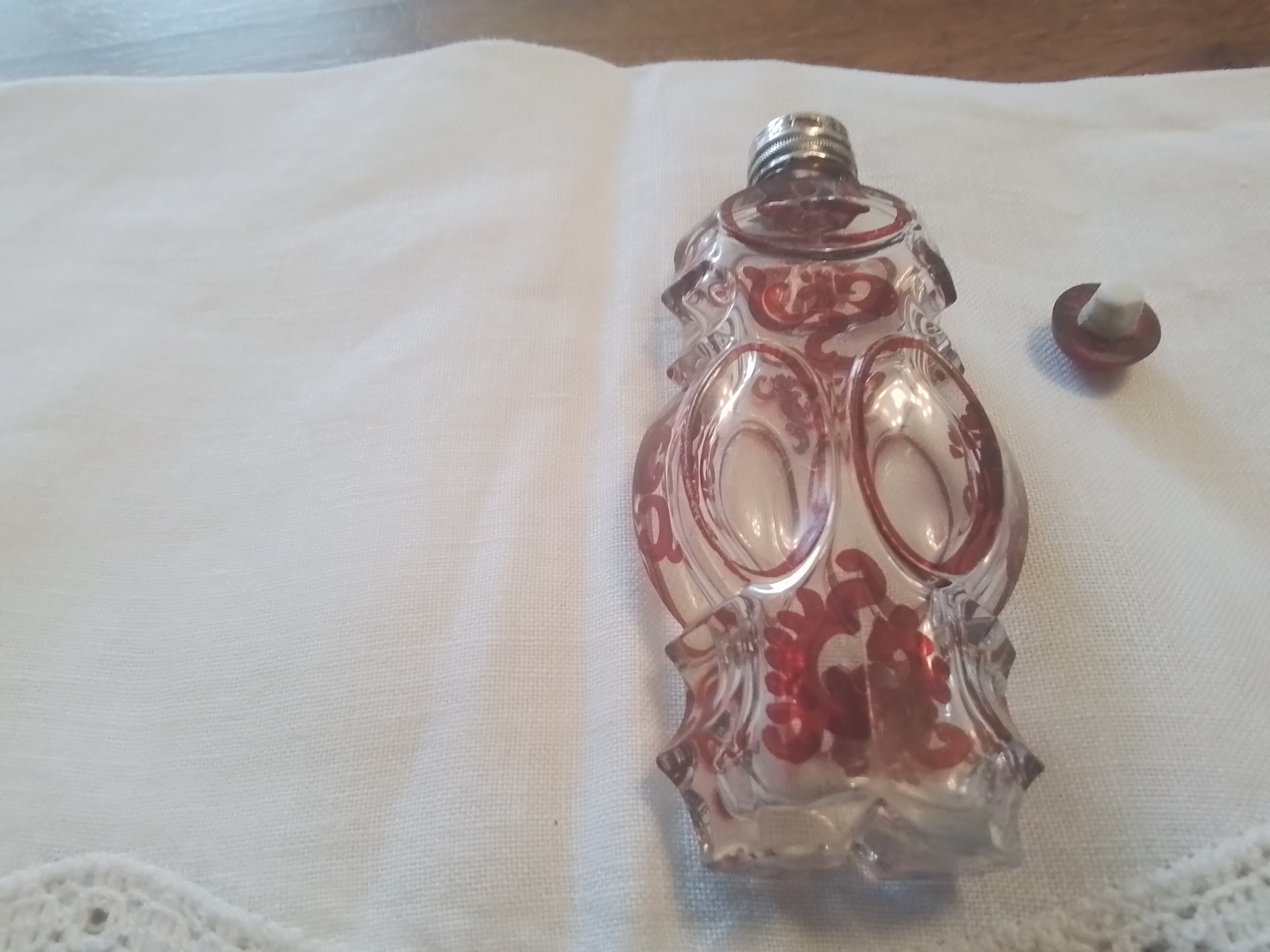 Kristallen Parfumflacon met rood.