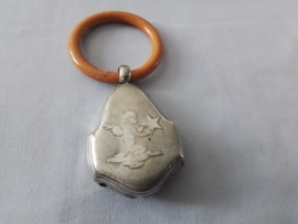 Oude en antieke bijtring met verzilverde  rammelaar