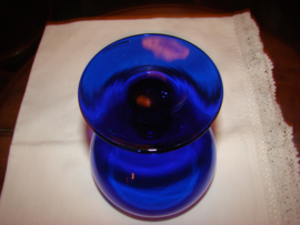 Bokaal van blauw glas.