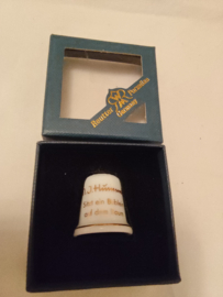 Hummel vingerhoed porcelein jongen zittend op een tak 2,5cm hoog jaar 2007