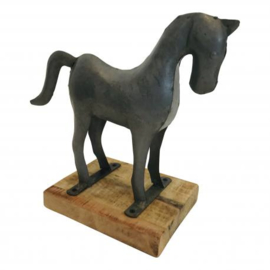 Handgemaakte ijzeren paard op houten standaard h30cm nr 5966