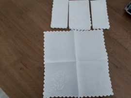 Set van vier wit linnen servetten geborduurd met bloempjes en monogram D.