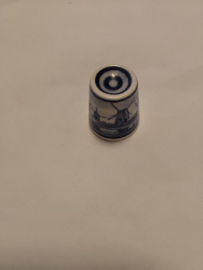 Vingerhoed porcelein Delft opdruk een typisch Hollands landschap 2,7cm hoog zonder doosje