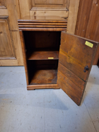 Engels nachtkastje notenhout 1920-1930 originele knop nr N20245