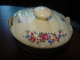 Botertonnetje creme met bloemetjes.