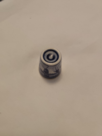 Vingerhoed porcelein Delft opdruk een typisch Hollands landschap 2,7cm hoog zonder doosje