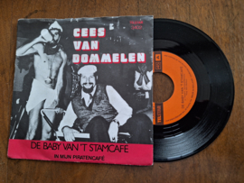 Cees van Dommelen met De baby van 't stamcafe 1981 Single nr S20232377