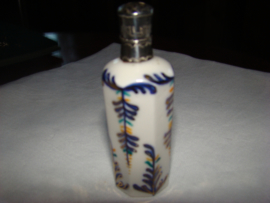 Antieke  parfumflesjes met zilveren dop.