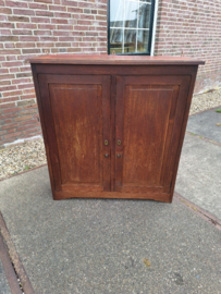 Oud 2-deurskastje met 6 plankjes messing beslag omstreeks 1930 nr K202552